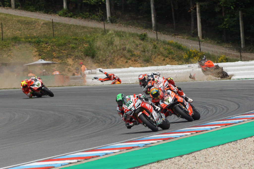 #50 Eugene Laverty (IRL), Aprilia RSV4 RF, Milwaukee Aprilia a vzadu havarující #21 Ruben Michael Rinaldi (ITA), Ducati Panigale R, Aruba.it Racing - Junior Team