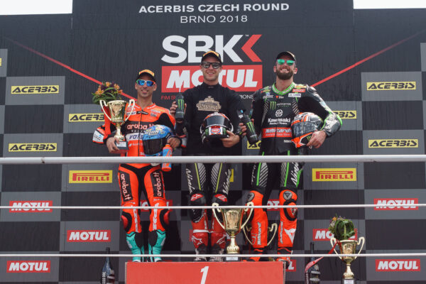 Pódium, zleva: Marco Melandri (ITA), Jonathan Rea ￼(GBR) a Tom Sykes (GBR), WorldSBK 2018, Brno