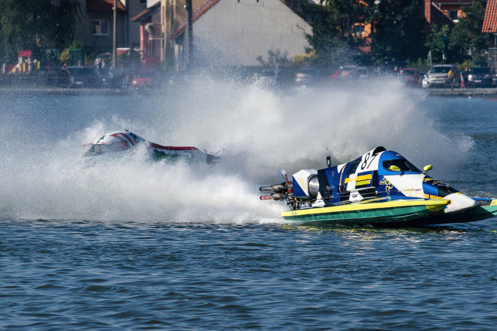 #87 Erko Aabrams (EST) a vzadu dělá hodiny #8 Andrea Ongari (ITA), závod 3 (Heat 3) F500, HydroGP Jedovnice 2021