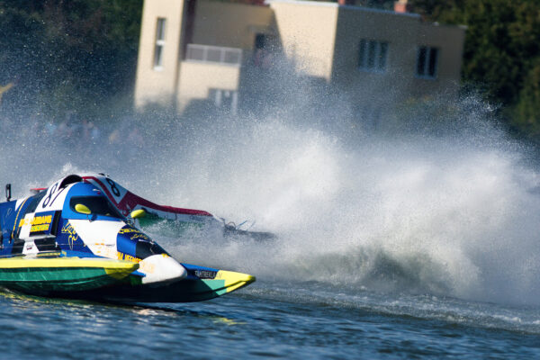 #87 Erko Aabrams (EST) a vzadu dělá hodiny #8 Andrea Ongari (ITA), závod 3 (Heat 3) F500, HydroGP Jedovnice 2021