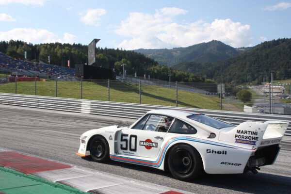Harald Grohs v Porsche 935/77