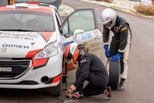 Defekt a servis na trati #29 Surovič Peter, Růžička Jiří, CZE, Peugeot 208 R2