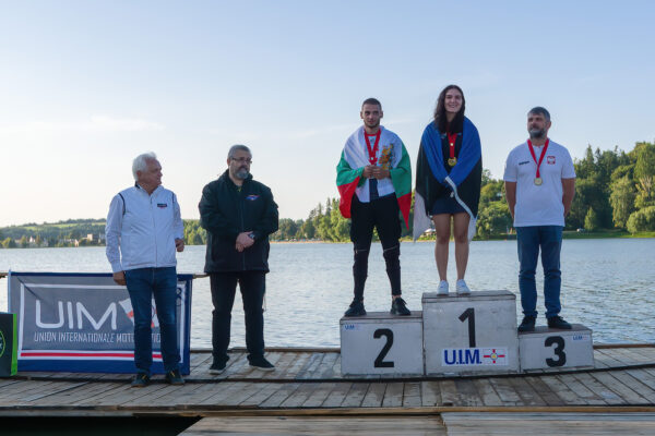 Pódium HydroGP Jedovnice 2021, dekorace mistrovství světa UIM F125: WC-P1 #74 Sanna Aaslav-Kassik (EST), WC-P2 #69 Viktor Lubenov (BUL) a WC-P3 #25 Sebastian Kecinski (POL)