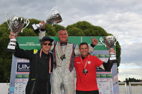 Vítěz #23 Robert Hencz (SVK), vlevo druhý #87 Erko Aabrams (EST) a třetí #5 Marcin Zielinski (PLN), UIM Mistrovství světa motorových člunů Mora 2022, Švédsko