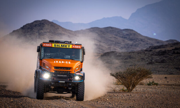 Dakar/9: Macíka v poušti uvěznila řeka, přesto udržel 4. celkové místo