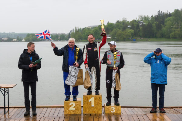 Pódium HydroGP Jedovnice 2023, UIM ME FR1000: P1 #6 Andreas Schulze (USA), P2 #12 Jim Noone (GBR) a P3 #33 Patrick Zdralek (GER)